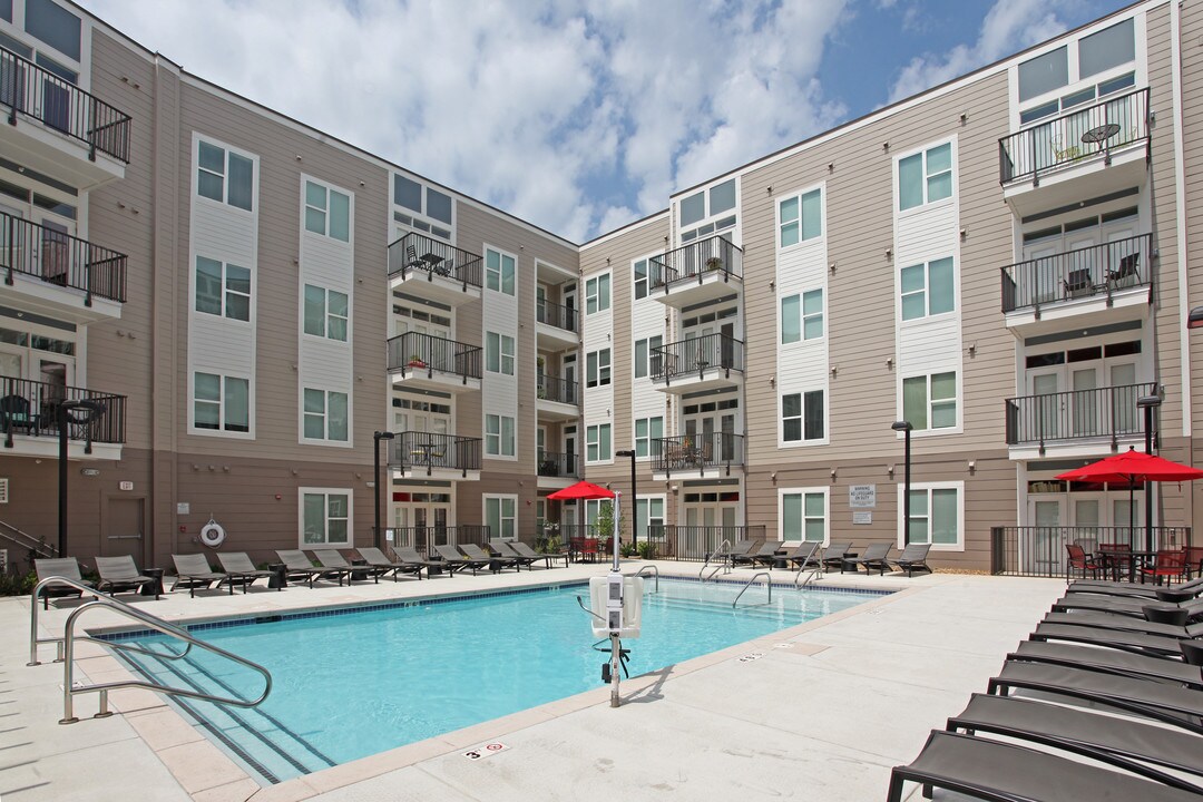 Link Apartments® Brookstown in Winston-Salem, NC - Foto de edificio