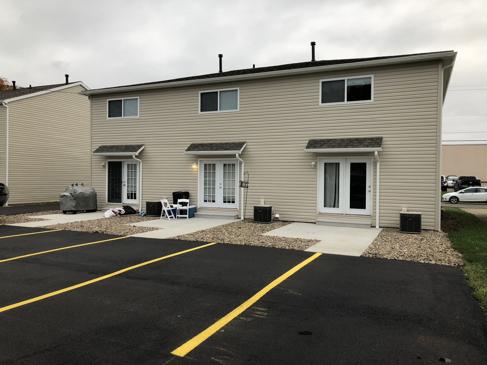 Evergreen Townhouses on Lee St in Belpre, OH - Building Photo