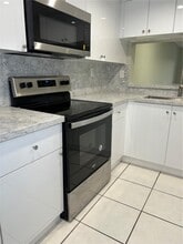 10255 NW 9th St Cir in Doral, FL - Building Photo - Building Photo