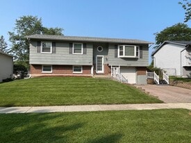 7040 Meadowbrook Ln in Hanover Park, IL - Building Photo