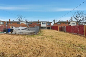 1152 Burch Ln in University City, MO - Foto de edificio - Building Photo
