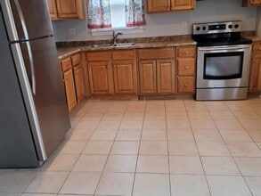 42 Hartford Ave in Enfield, CT - Building Photo - Building Photo