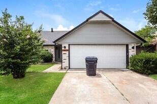 10025 S Linn Ave in Oklahoma City, OK - Building Photo