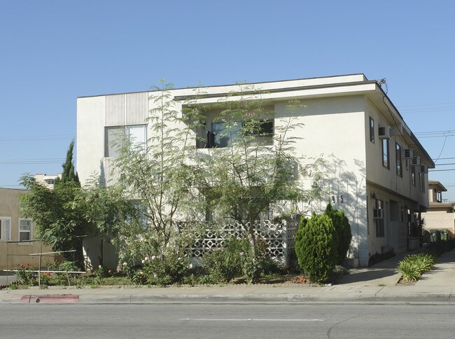 915 N Garfield Ave in Alhambra, CA - Foto de edificio - Building Photo