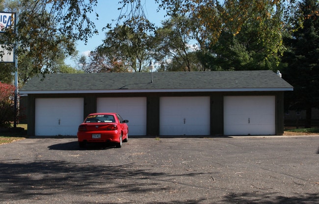 615 Orrin Rd in Prescott, WI - Foto de edificio - Building Photo