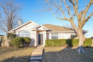 903 Crestwood Dr in Cedar Hill, TX - Building Photo