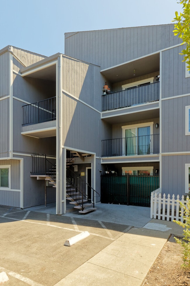 3024 Fruitvale Ave in Oakland, CA - Building Photo - Building Photo