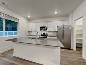 7722 Brenden St SW in Olympia, WA - Foto de edificio - Building Photo