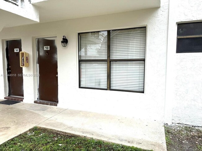 14861 SW 104th St in Miami, FL - Foto de edificio - Building Photo