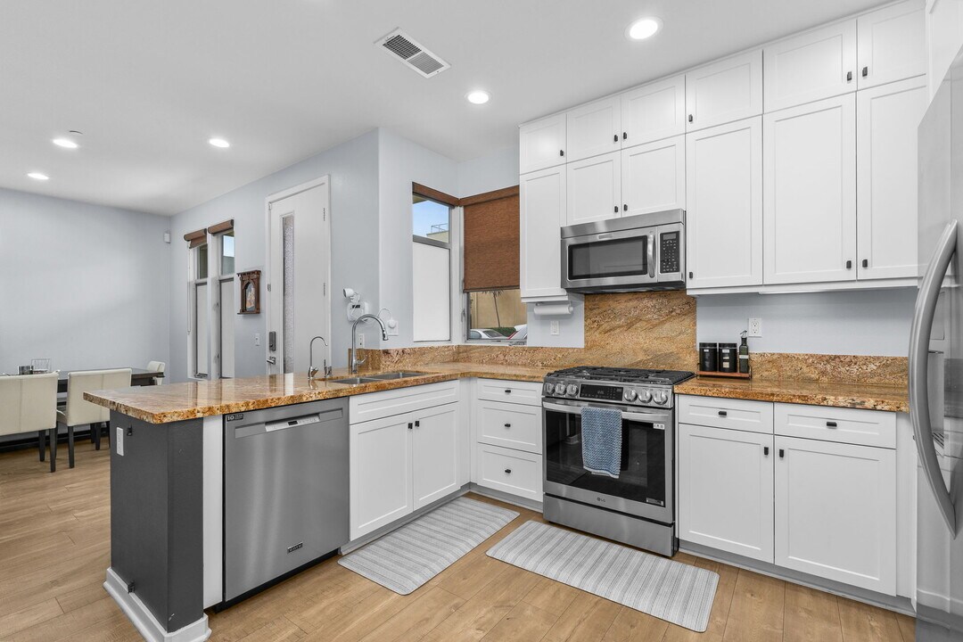 7889 Altana Wy in San Diego, CA - Building Photo