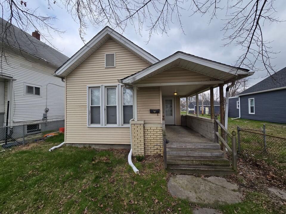 1106 Harding Dr in Toledo, OH - Building Photo