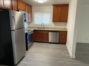 1098 Wayland Ave in Sacramento, CA - Foto de edificio - Building Photo