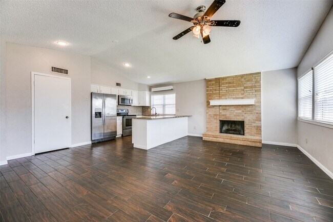 2714 Churchill Way in Garland, TX - Foto de edificio - Building Photo