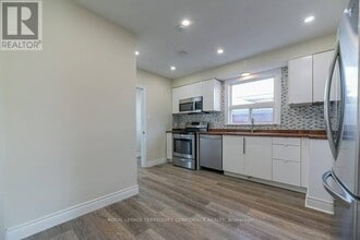 219 Betty Ann Dr in Toronto, ON - Building Photo - Building Photo