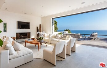 32554 Pacific Coast Hwy in Malibu, CA - Building Photo - Building Photo