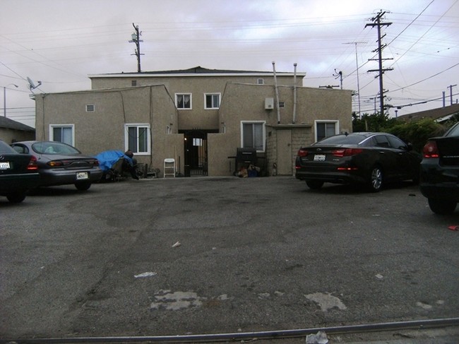 1323 Walnut Ave in Long Beach, CA - Foto de edificio - Building Photo