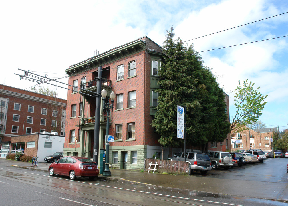 Pine Cone Apartments in Portland, OR - Building Photo