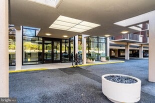 1300 Army Navy Dr in Arlington, VA - Building Photo