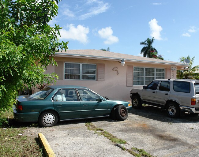 421-427 NE 139th St in Miami, FL - Building Photo - Building Photo