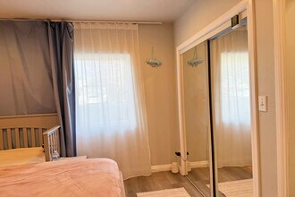 1245 N Orchard Dr in Burbank, CA - Foto de edificio - Building Photo