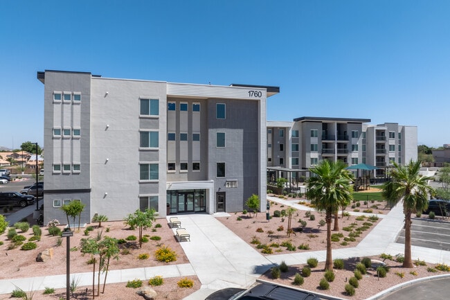 The Falls at Crismon Commons in Mesa, AZ - Building Photo - Building Photo