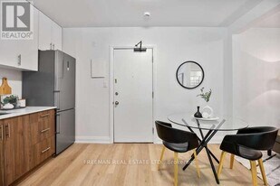 134 Carlton St. in Toronto, ON - Building Photo