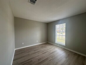 4802 Hannas Reef Dr in Bacliff, TX - Building Photo - Building Photo