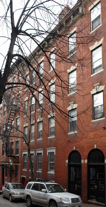 127 Myrtle St in Boston, MA - Building Photo