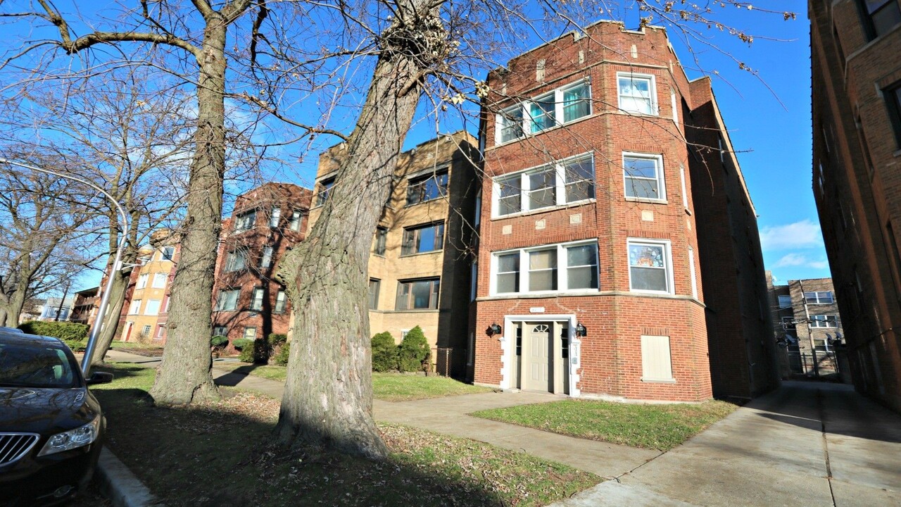 8017 S Phillips Ave in Chicago, IL - Building Photo