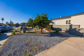 7160 Pearson St in La Mesa, CA - Foto de edificio - Building Photo