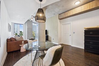 360 Nueces St in Austin, TX - Foto de edificio - Building Photo