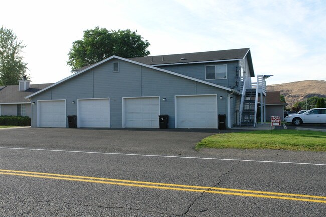 3401 Castlevale Rd in Yakima, WA - Foto de edificio - Building Photo