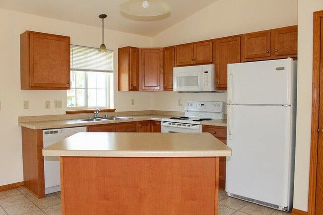 1204 Salem Dr in Edgerton, WI - Building Photo - Building Photo