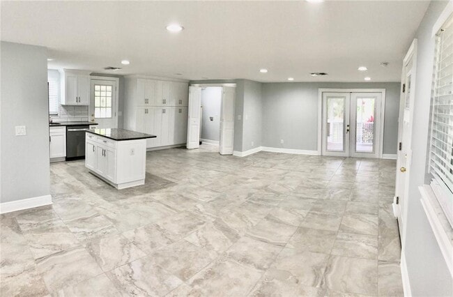 11001 Riverview Dr in Riverview, FL - Foto de edificio - Building Photo