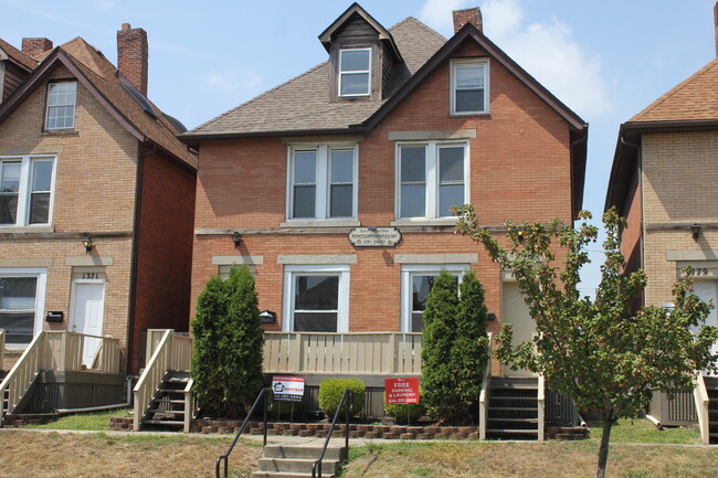 Hometeam Indianola Townhomes in Columbus, OH - Foto de edificio - Building Photo