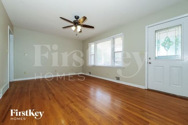 7106 N Troost Ave in Kansas City, MO - Building Photo - Building Photo