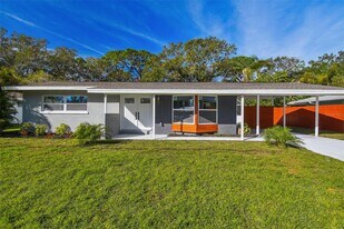 2042 Craft Ln in Sarasota, FL - Building Photo