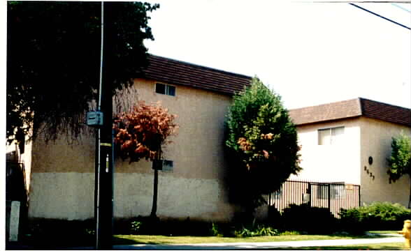 8633-8637 Cedros Ave in Van Nuys, CA - Building Photo - Building Photo