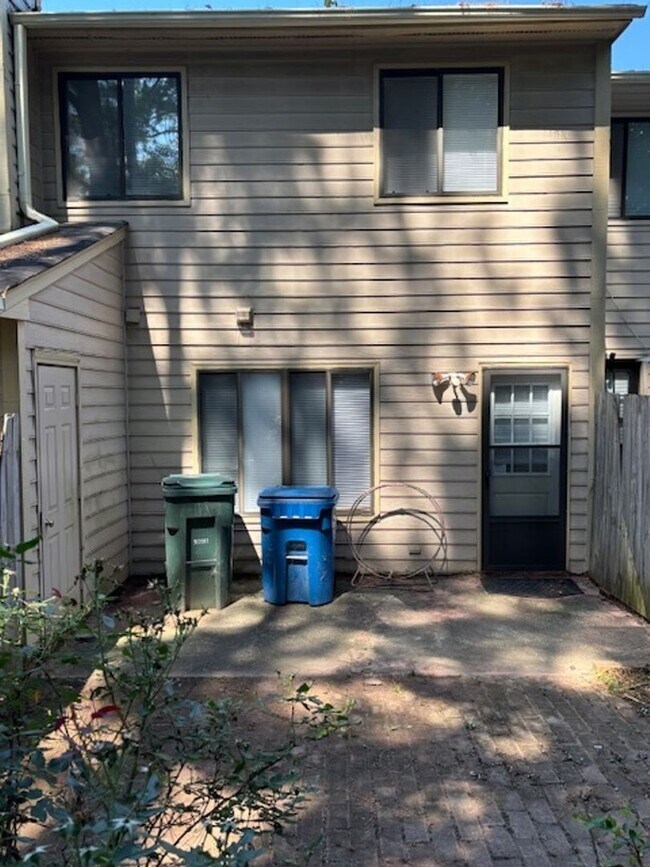 2420 Stadium Dr in Durham, NC - Foto de edificio - Building Photo