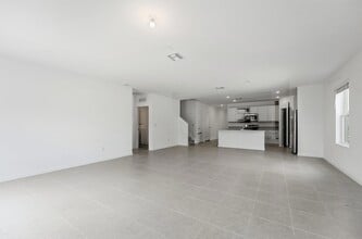 10461 NW Suncrest Lp in Port St. Lucie, FL - Foto de edificio - Building Photo