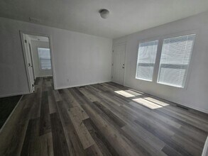 6105 E Sahara Ave in Las Vegas, NV - Foto de edificio - Building Photo