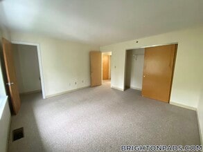 140 N Beacon St, Unit B3 in Boston, MA - Foto de edificio - Building Photo