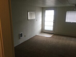 1010 E 2nd St in Newberg, OR - Foto de edificio - Building Photo