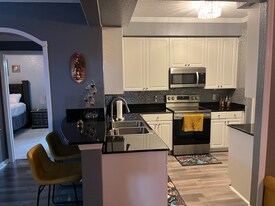 8539 Gate Pkwy W in Jacksonville, FL - Building Photo