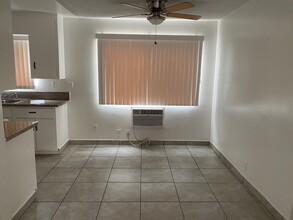Casa Bella Apartments in Panorama City, CA - Foto de edificio - Building Photo
