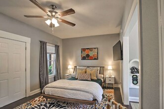 209 E Rosewood Ave in San Antonio, TX - Foto de edificio - Building Photo