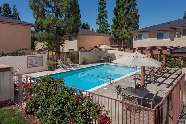 El Sereno Apartments in Pomona, CA - Foto de edificio - Building Photo