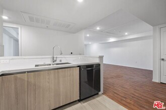 5245 Santa Monica Blvd-Unit -322 in Los Angeles, CA - Building Photo - Building Photo