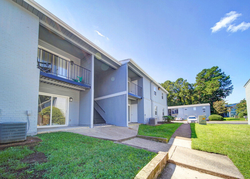 River Breeze Apartments in Newport News, VA - Building Photo