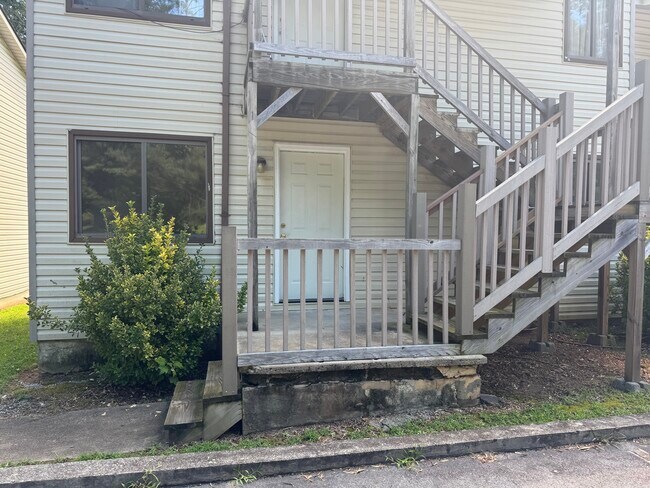 477 Plaza Dr, Unit 1 in Wilkesboro, NC - Building Photo - Building Photo